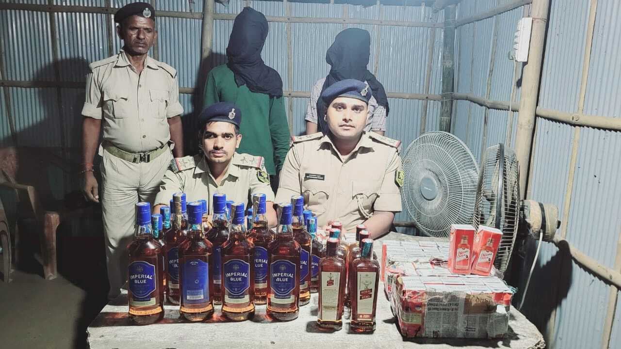 24 लीटर शराब के साथ दो तस्कर गिरफ्तार, बाइक जब्त