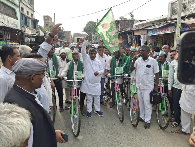 Samastipur News:विधायक ने किया लालू रथ को झंडी दिखा कर रवाना