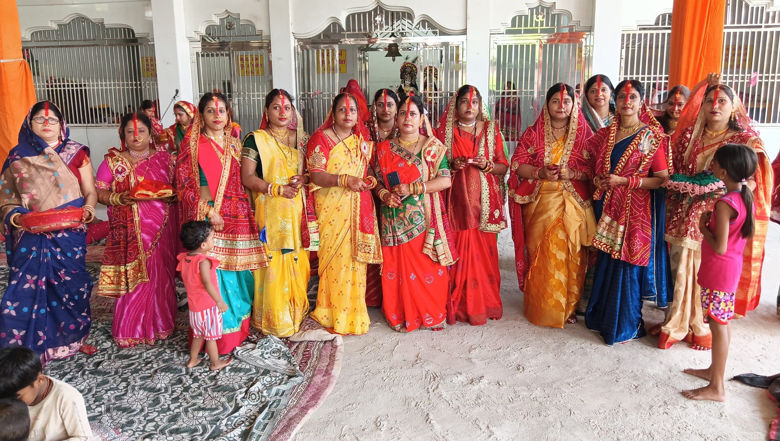 पति की लंबी उम्र के लिए सुहागिनों ने रखा निर्जला उपवास