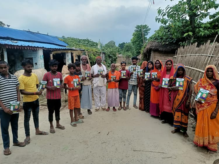 जदयू ने बांटी बुकलेट, जनता को बताया सरकार के विकास कार्य