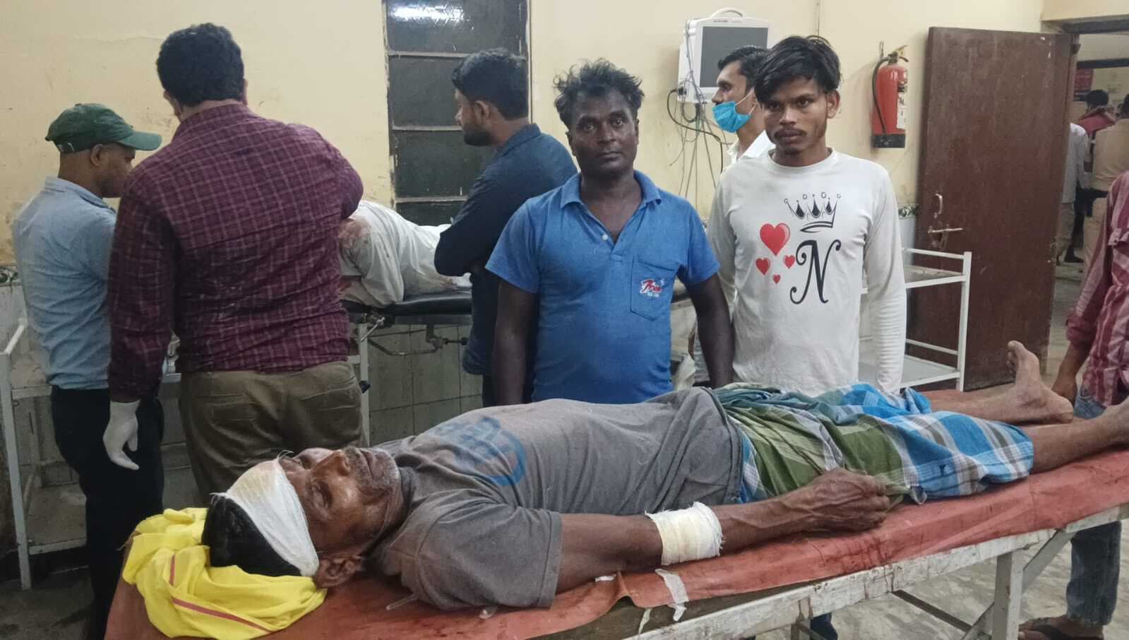 मजदूरी का पैसा मांगने पर वार्ड पार्षद के बेटे ने बुजुर्ग पर किया चाकू से हमला