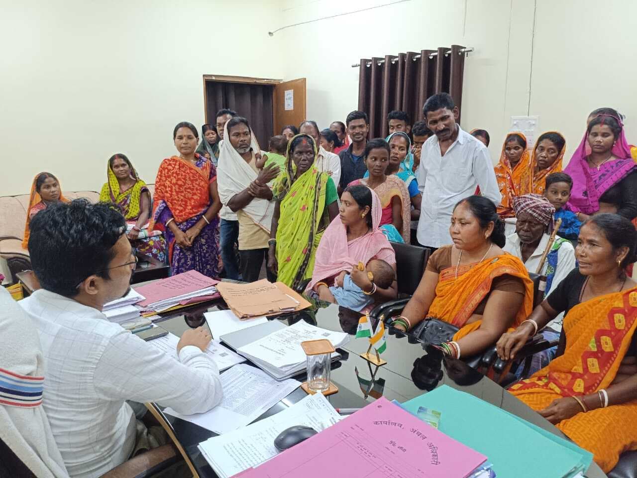 बारूहातु और डारूहातु गांव में जलजमाव, जेसीबी मशीन की मदद से निकाला पानी