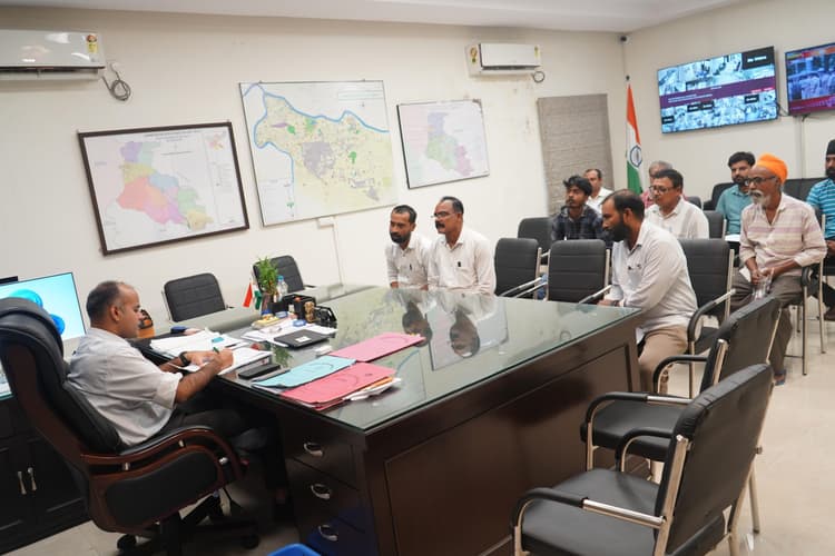Jamshedpur news. भू-माफिया, सोसाइटी पार्किंग विवाद समेत कई समस्याएं लेकर पहुंचे लोग, मिला आश्वासन