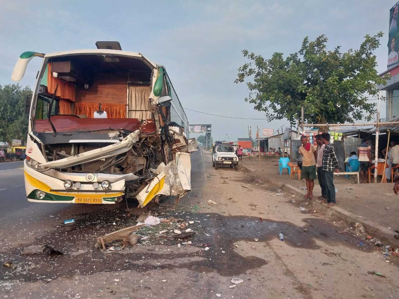 बस व ट्रक की टक्कर, तीन यात्री गंभीर रूप से घायल