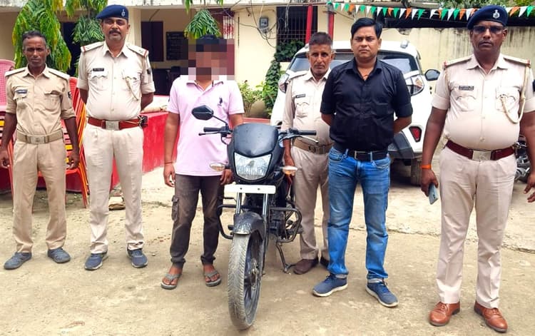 अलग-अलग घटनाओं में चोरी की दो बाइकें बरामद, एक बाइक से 19 लीटर विदेशी शराब भी की गयी जब्त