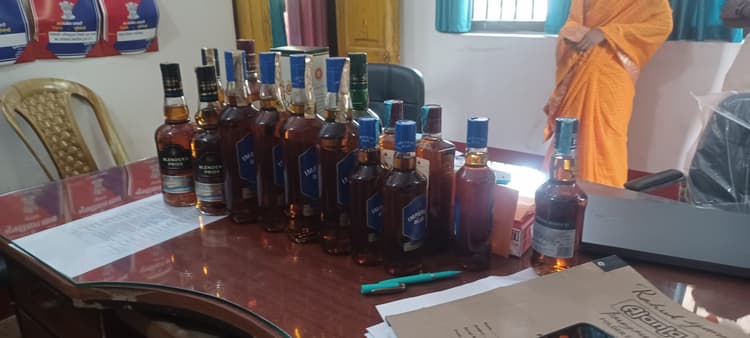 सेब की पेटियों से 448 लीटर विदेशी शराब जब्त, धंधेबाज गिरफ्तार