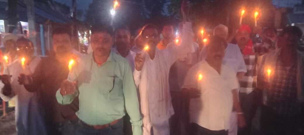 डीलरों ने निकाला कैडिल मार्च, एक सितंबर से हड़ताल की चेतावनी