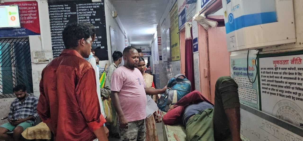 हाइवा की टक्कर में बाइक सवार दो घायल