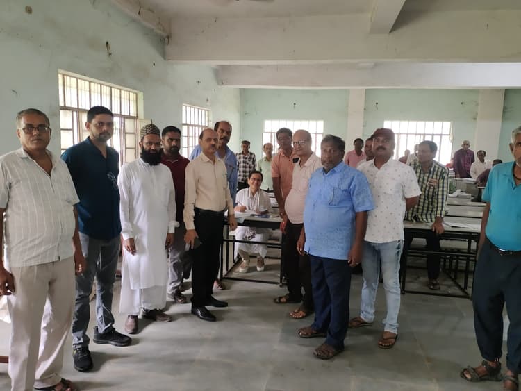 स्नातक द्वितीय सेमेस्टर के काॅपी मूल्यांकन कार्य का प्रधानाचार्य ने किया निरीक्षण, जताया संतोष