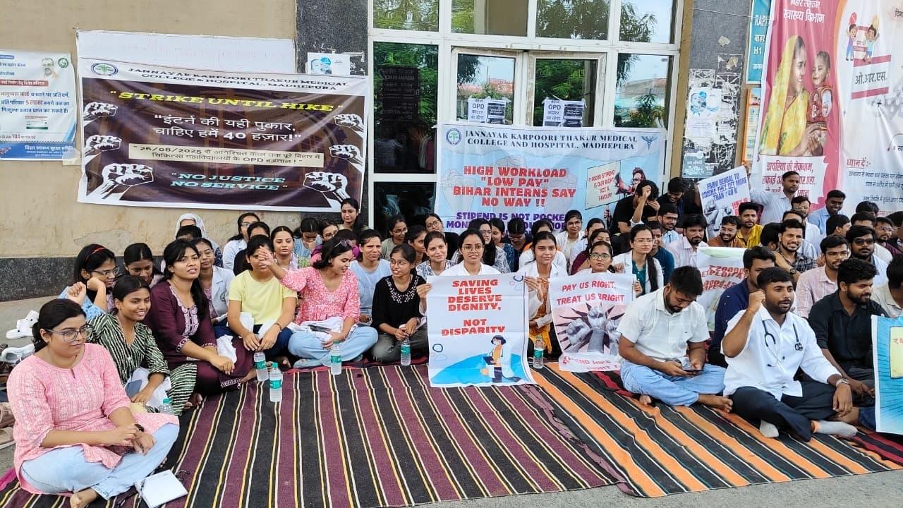 मेडिकल कॉलेज में स्टाइपेंड बढ़ाने की मांग पर इंटर्न डॉक्टर गये अनिश्चितकालीन हड़ताल पर