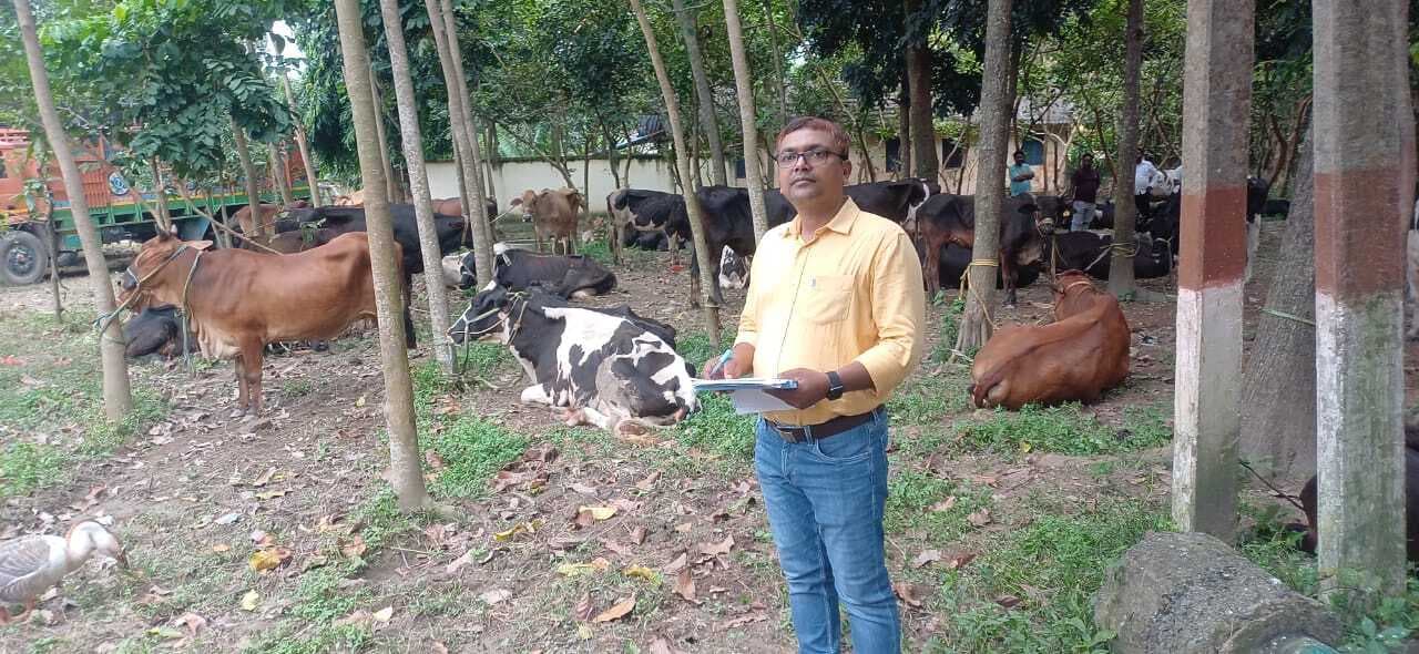 कुम्हड़ी चौक पर मवेशियों से लदे दो वाहनों को किया जब्त