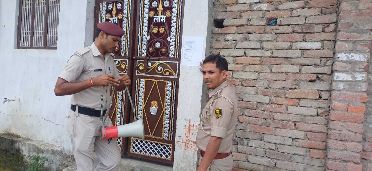 ट्रेनों में लूटपाट के फरार आरोपित के घर ढोल व नगाड़े के साथ चिपकाया इश्तेहार