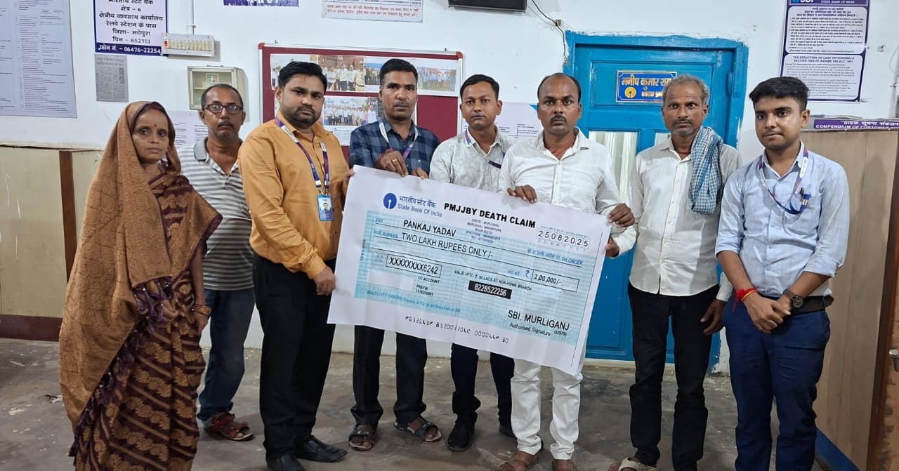 पीएम जीवन ज्योति योजना के तहत मृतका के परिजन को मिला दो लाख का चेक