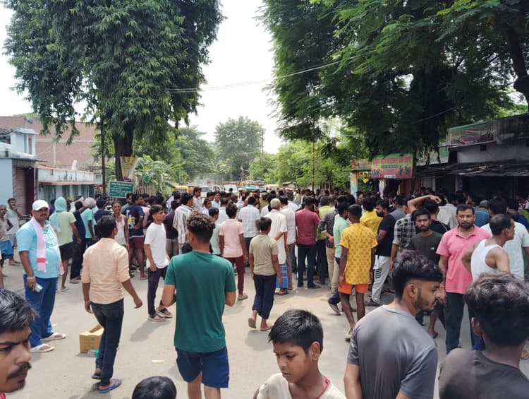 hajipur news. दो गोली लगने के बावजूद बाइक चलाते रहे राजद नेता, गिरने पर सिर में मारी दो गोली