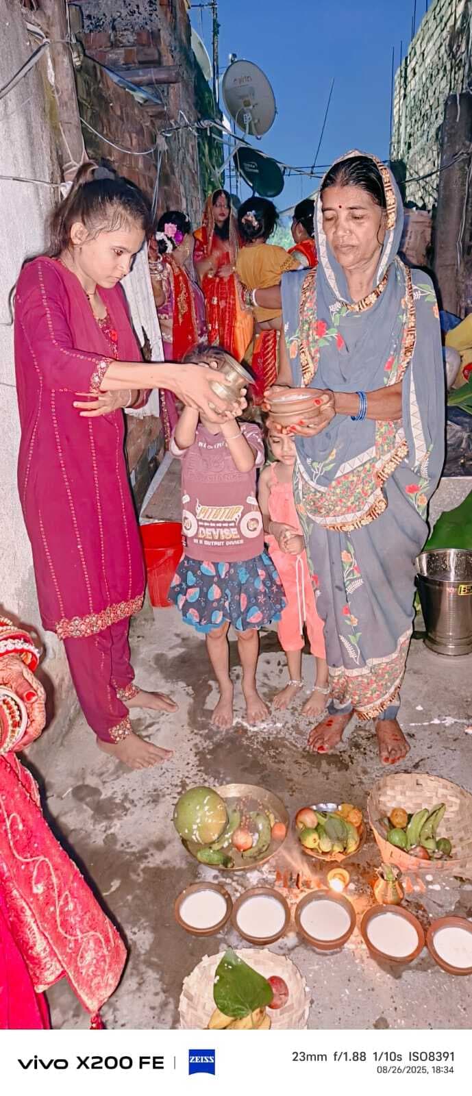 कोढ़ा प्रखंड में चौरचन पर्व की धूम, महिलाओं ने की पूजा-अर्चना