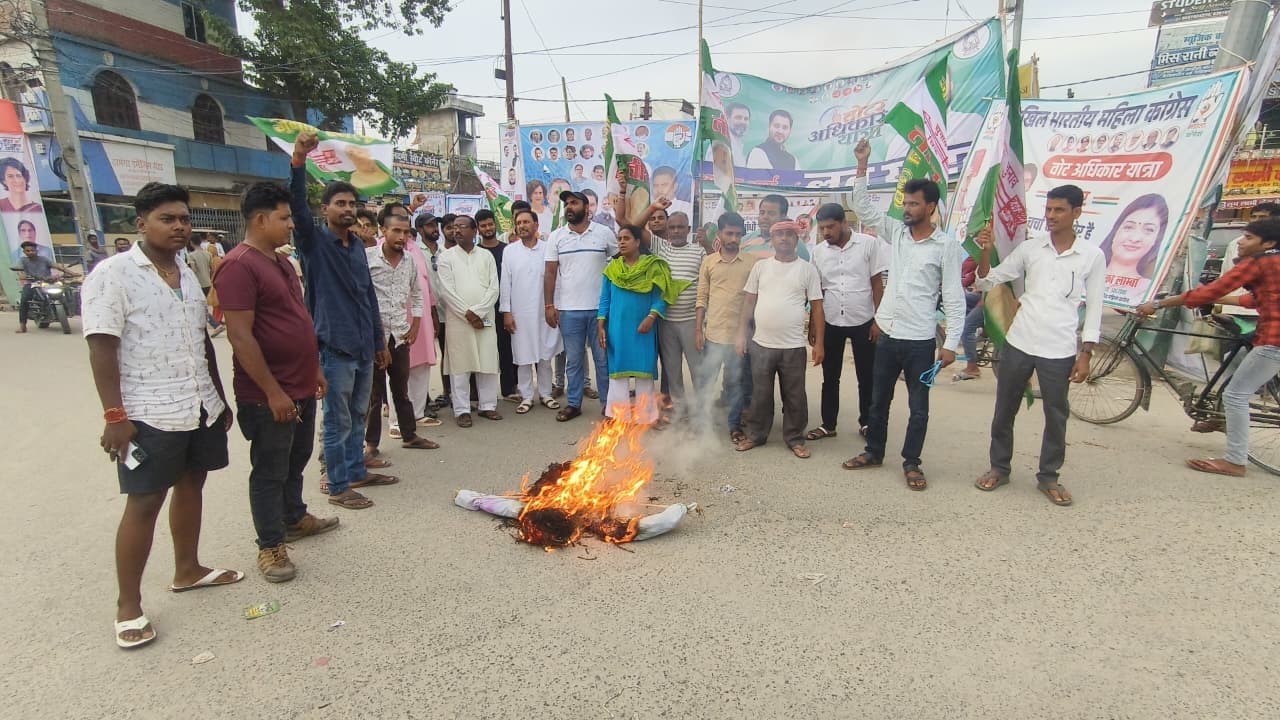 युवा जदयू कार्यकर्ताओं ने राहुल गांधी का जलाया पुतला