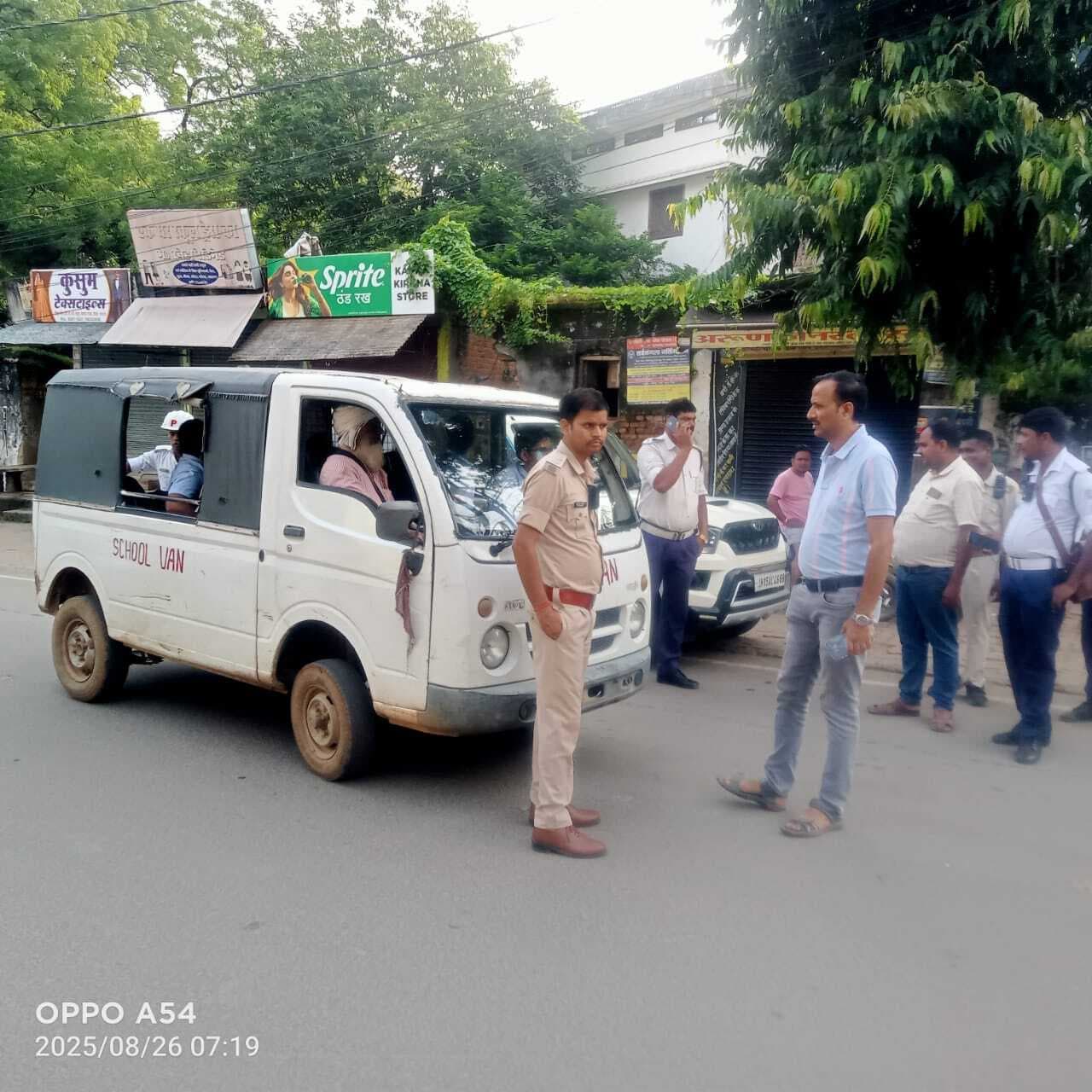 Deoghar News : स्कूली वाहनों की सघन जांच, नौ जब्त, छह का काटा गया चालान