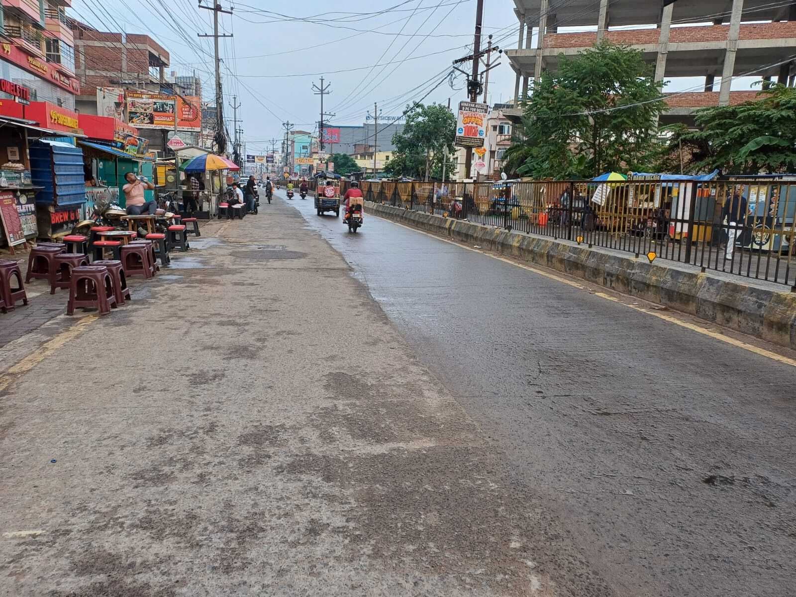 उमस भरी गर्मी से बेचैनी, धूप के बीच 10 मिनट की बारिश ने नहीं दी राहत