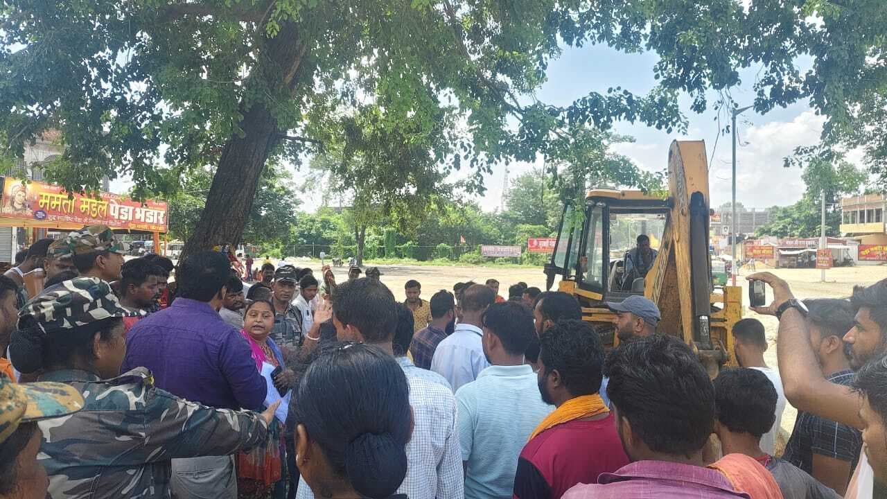 Deoghar news <bha>;</bha> घोरमारा में गोचर भूमि से अतिक्रमण हटाने गये पुलिस व कर्मियों को खदेड़ा, बैरंग लौटी प्रशासनिक टीम