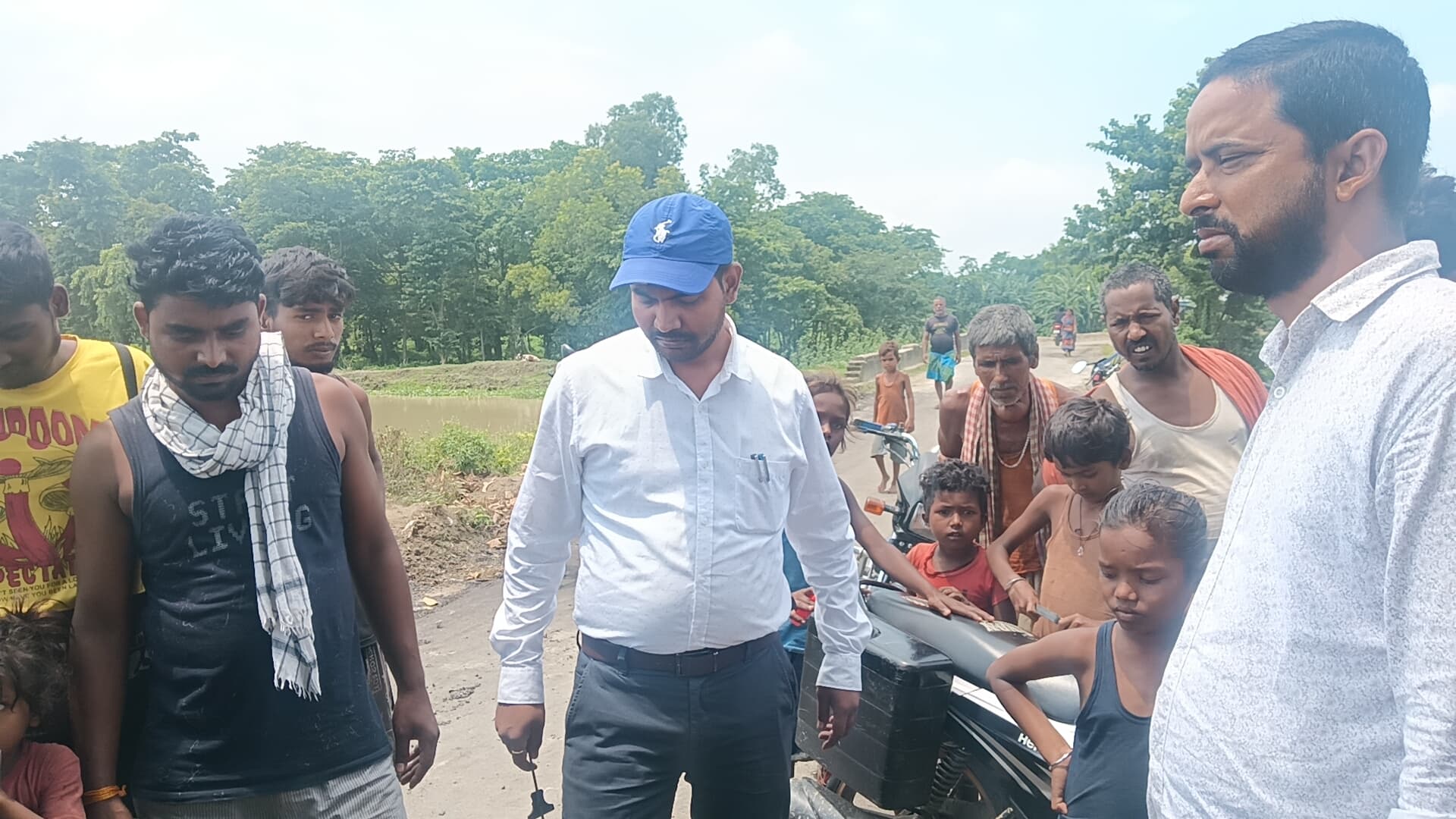 ग्रामीणों के शिकायत पर कनीय अभियंता ने सड़क की जांच की