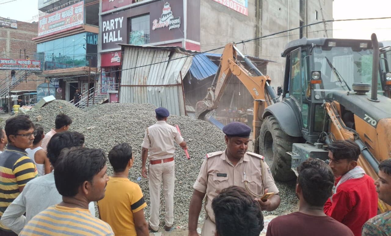 जीरोमाइल से मेडिकल तक चला पुलिस का बुलडोजर, सड़क किनारे से हटाया गया अतिक्रमण