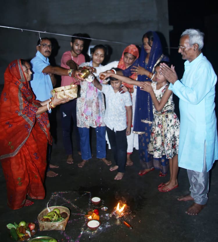 Bhagalpur News: : चौरचंदा: संतान की लंबी उम्र और आरोग्यता की कामना के साथ चंद्रदेव को दिया अर्घ्य