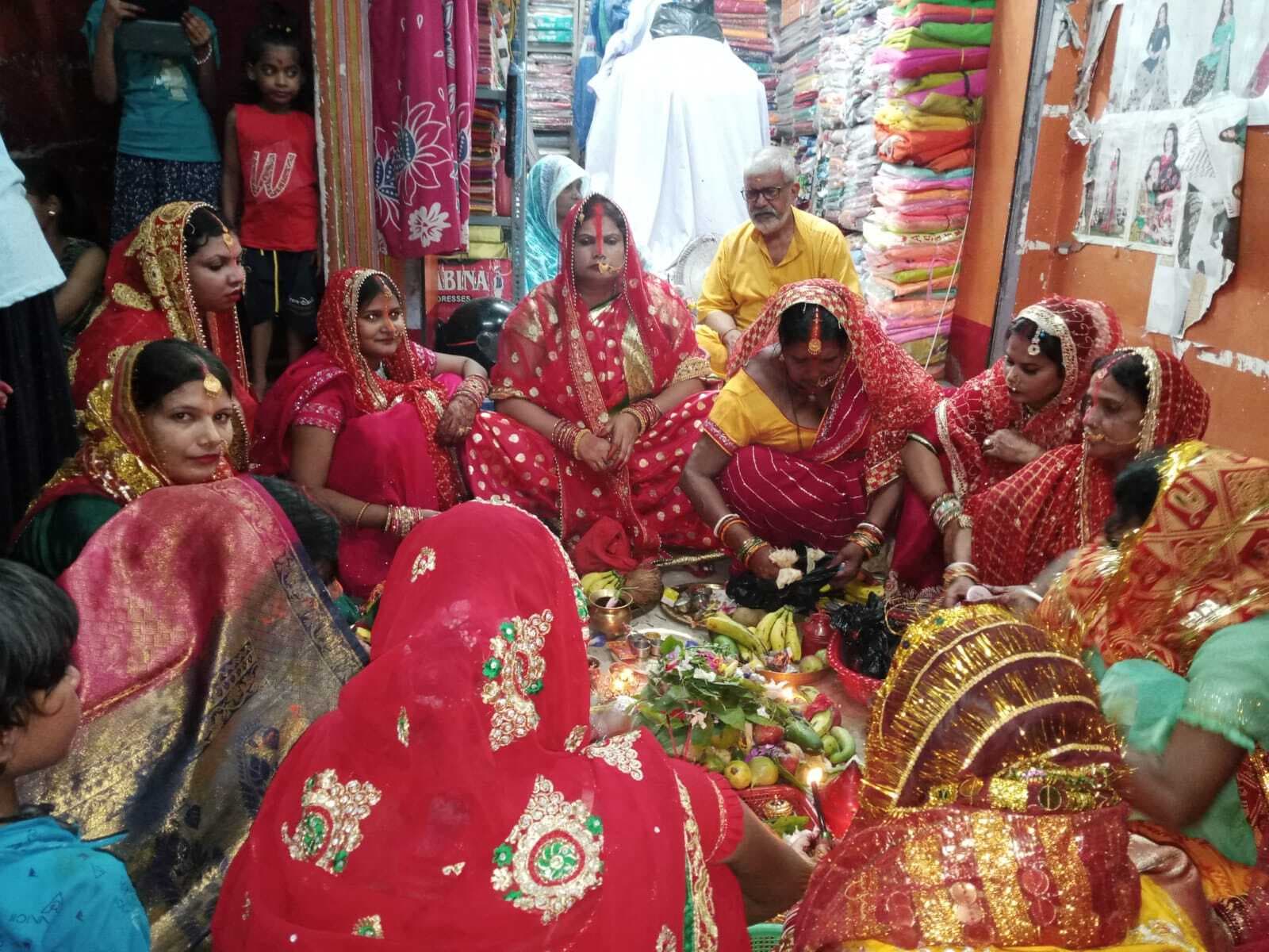 तीज पर महिलाओं ने शिव-पार्वती की पूजा कर की पति की दीर्घायु की कामना