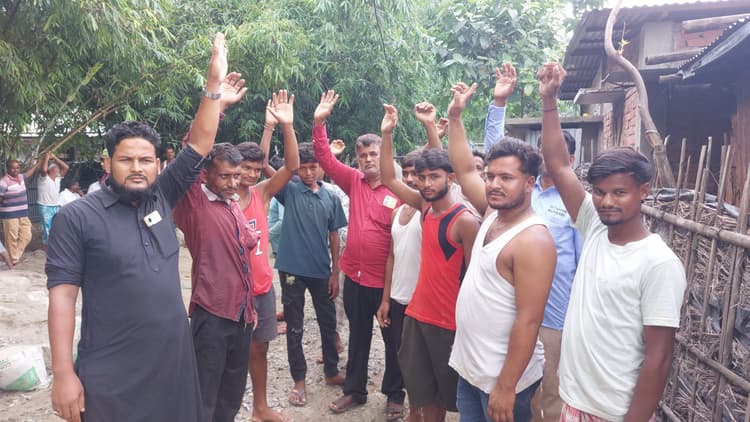 सड़क निर्माण कार्य में अनियमितता पर भड़के ग्रामीणों ने किया प्रदर्शन