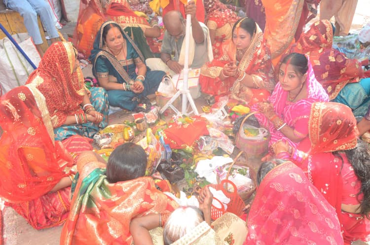 Deoghar News : सुहागिनों ने बाबा भोले से मांगी पति की दीर्घायु