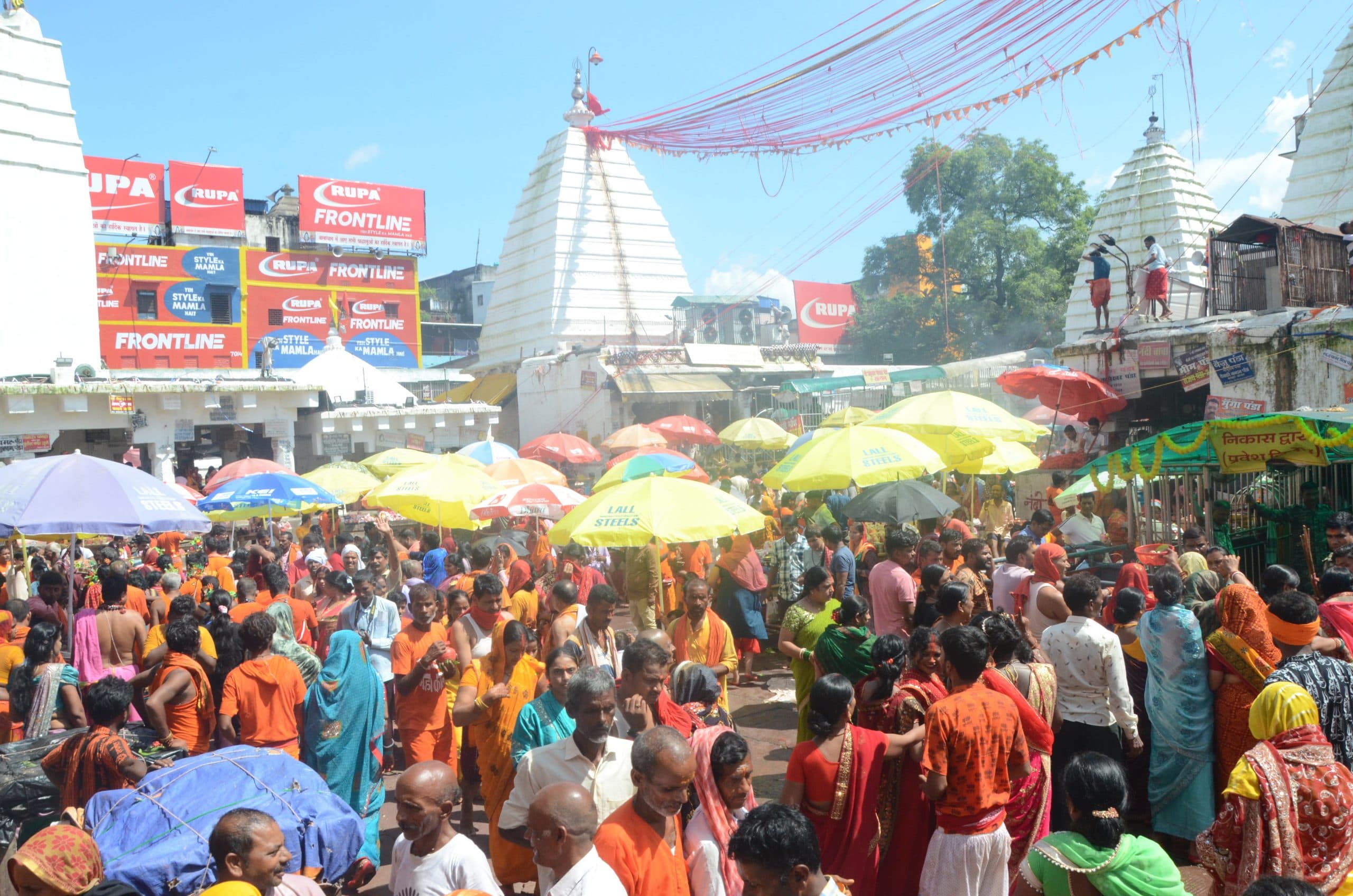 Deoghar news : 50 हजार श्रद्धालुओं ने बाबा भोलेनाथ पर किया जलार्पण, सुहागिन महिलाओं ने की अखंड सौभाग्य की कामना