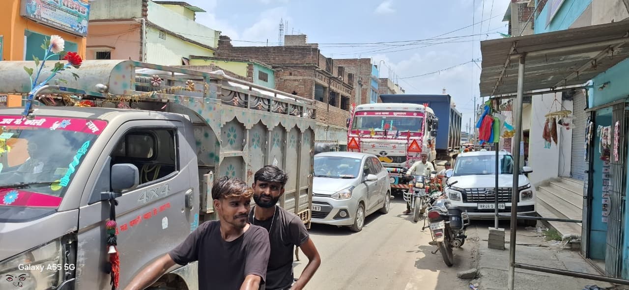 अवैध पार्किंग व ऑटो स्टैंड के अभाव में मुख्य मार्ग पर लग रहा जाम