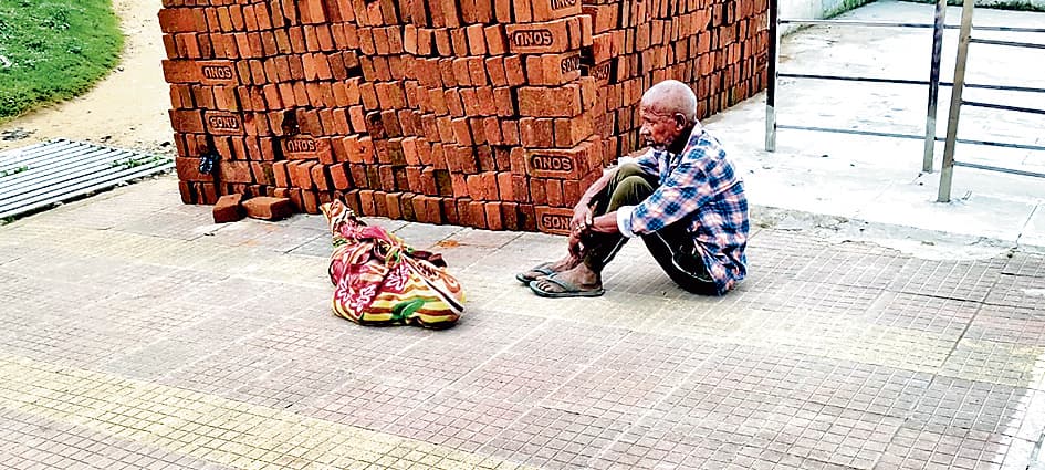 पत्नी का शव कंधे पर ढोता रहा वृद्ध पति और देखता रहा रेल प्रशासन