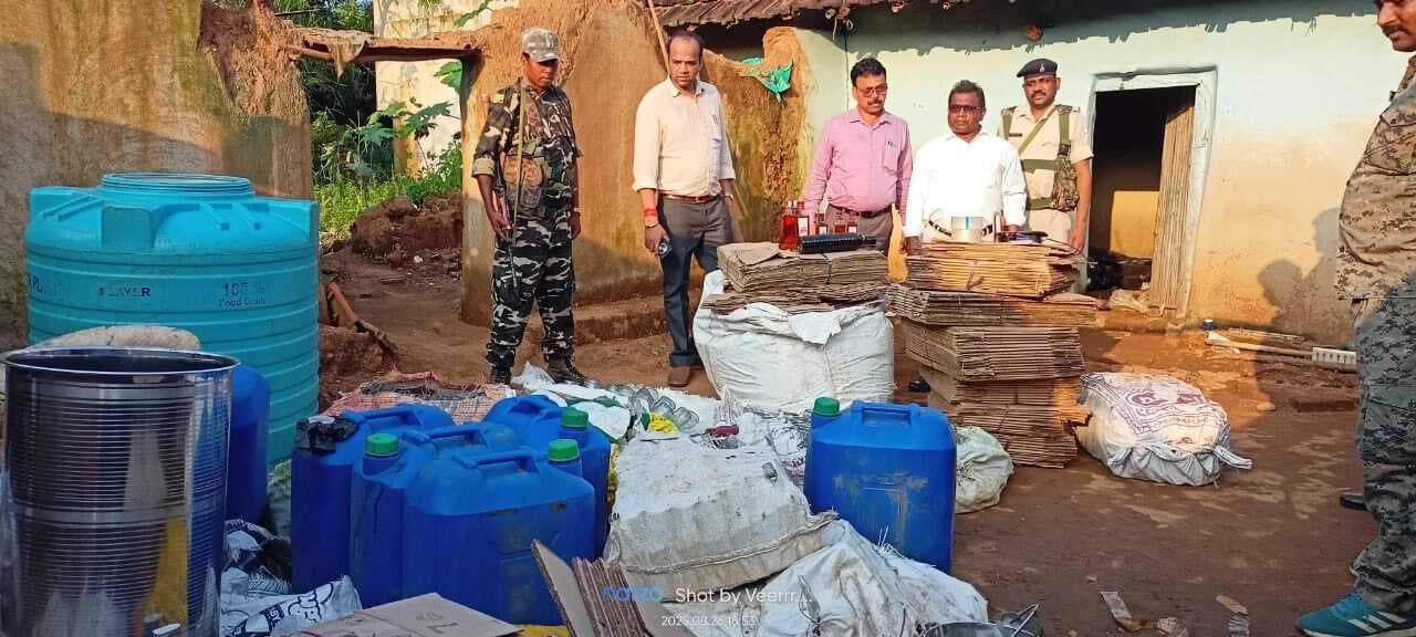 मुर्गाबनी में अवैध शराब फैक्ट्री का भंडाफोड़, भारी मात्रा में सामग्री जब्त