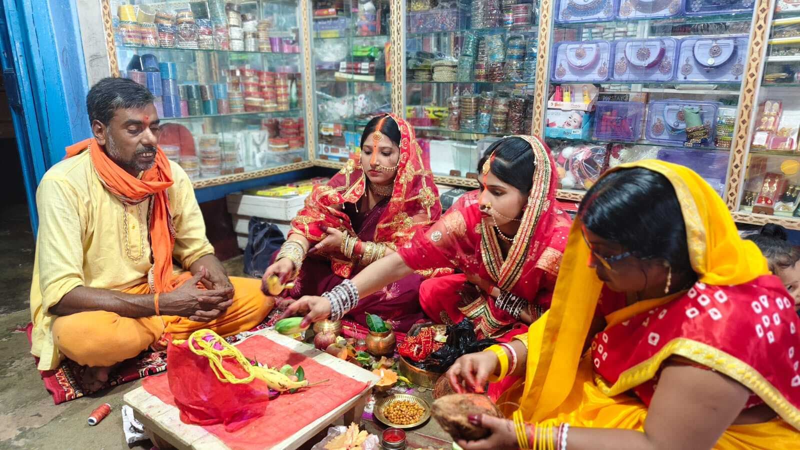 पति की दीर्घायु के लिए महिलाओं ने रखा निर्जला उपवास