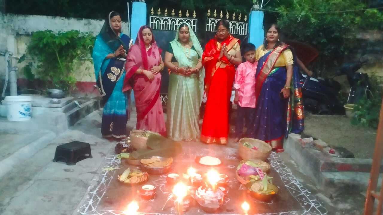Darbhanga News: चौठचंद्र पर अर्घ अर्पण के साथ किया चंद्र दर्शन
