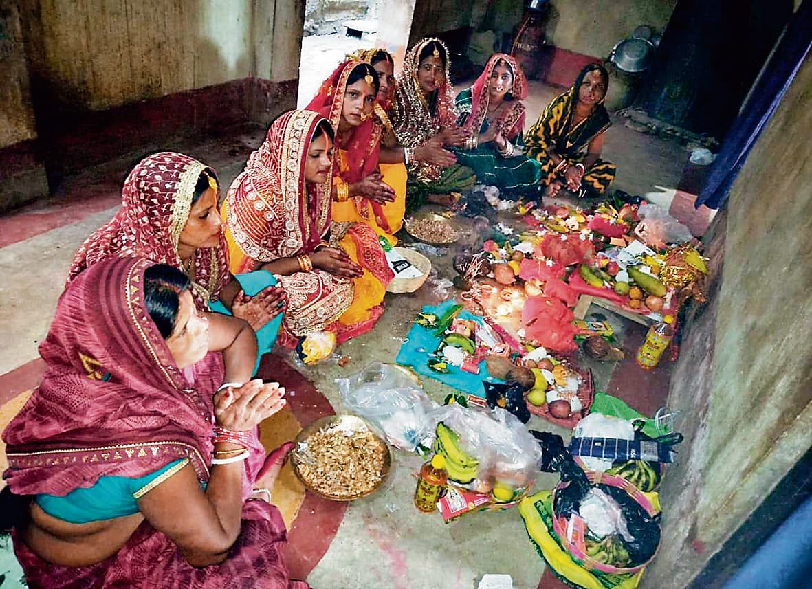 Begusarai News : सुहागिनों ने पति की दीर्घायु के लिए किया तीज व्रत, शिव-पार्वती की पूजा कर मांगीं मन्नतें