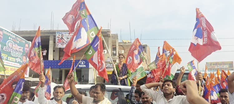 Madhubani News : ओपेन टॉप वाहन में खड़े होकर हाथ हिलाते हुए समर्थकों का किया अभिवादन