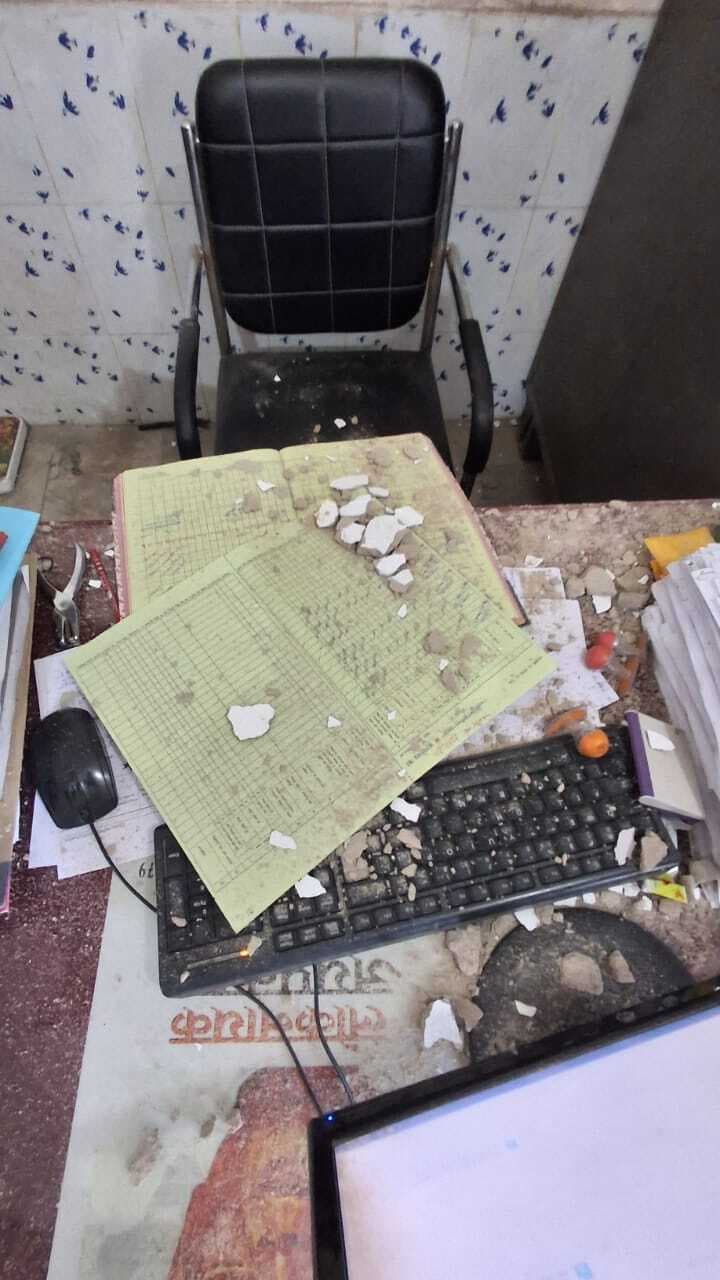 Madhubani News : भवन का सिलिंग टूटकर गिरने से कर्मी हुए चोटिल, कार्यालय को किया गया बंद