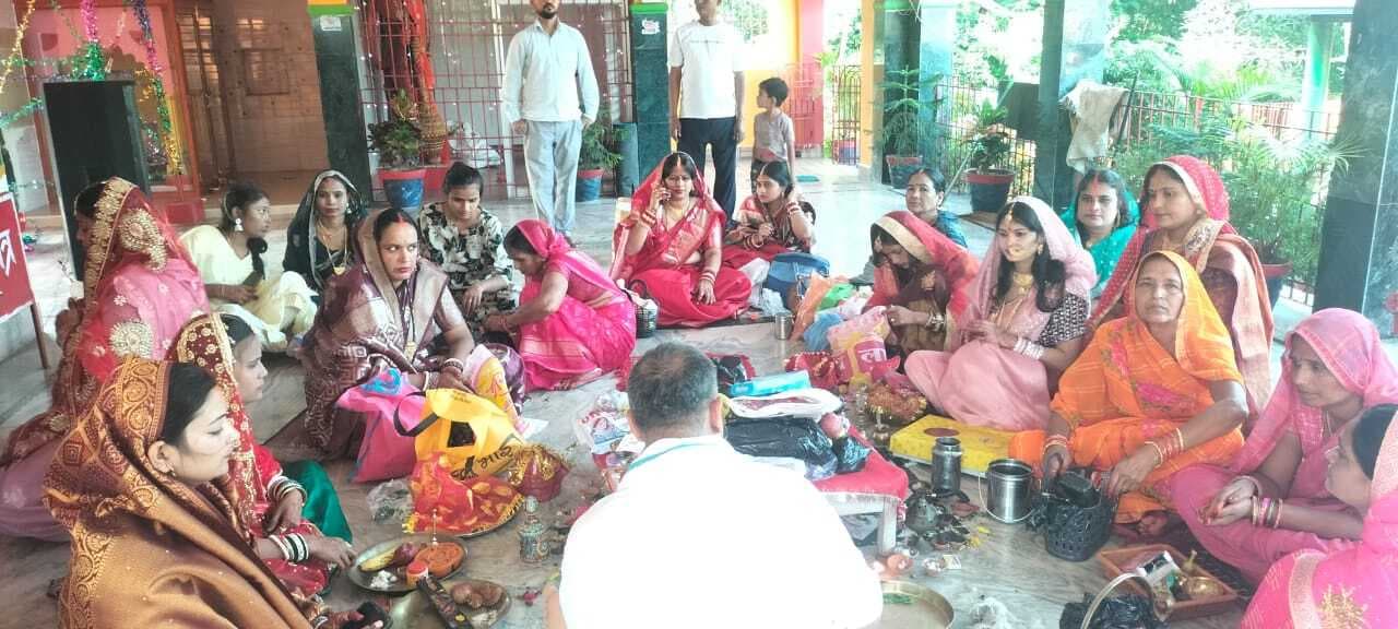 सोलह शृंगार कर पति के दीर्घायु के लिए की कामना