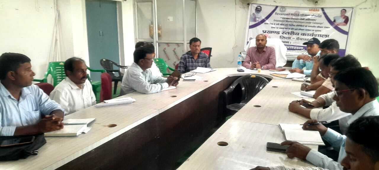 पंचायतों में चल रही योजनाओं में तेजी लायें : बीडीओ