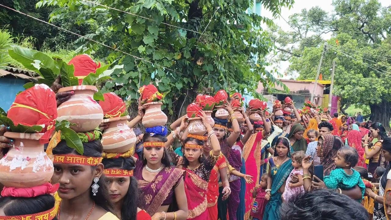 Darbhanga News: गणपति पूजन के लिए हिरणी व लोदीपुर से निकली कलश शोभा यात्रा