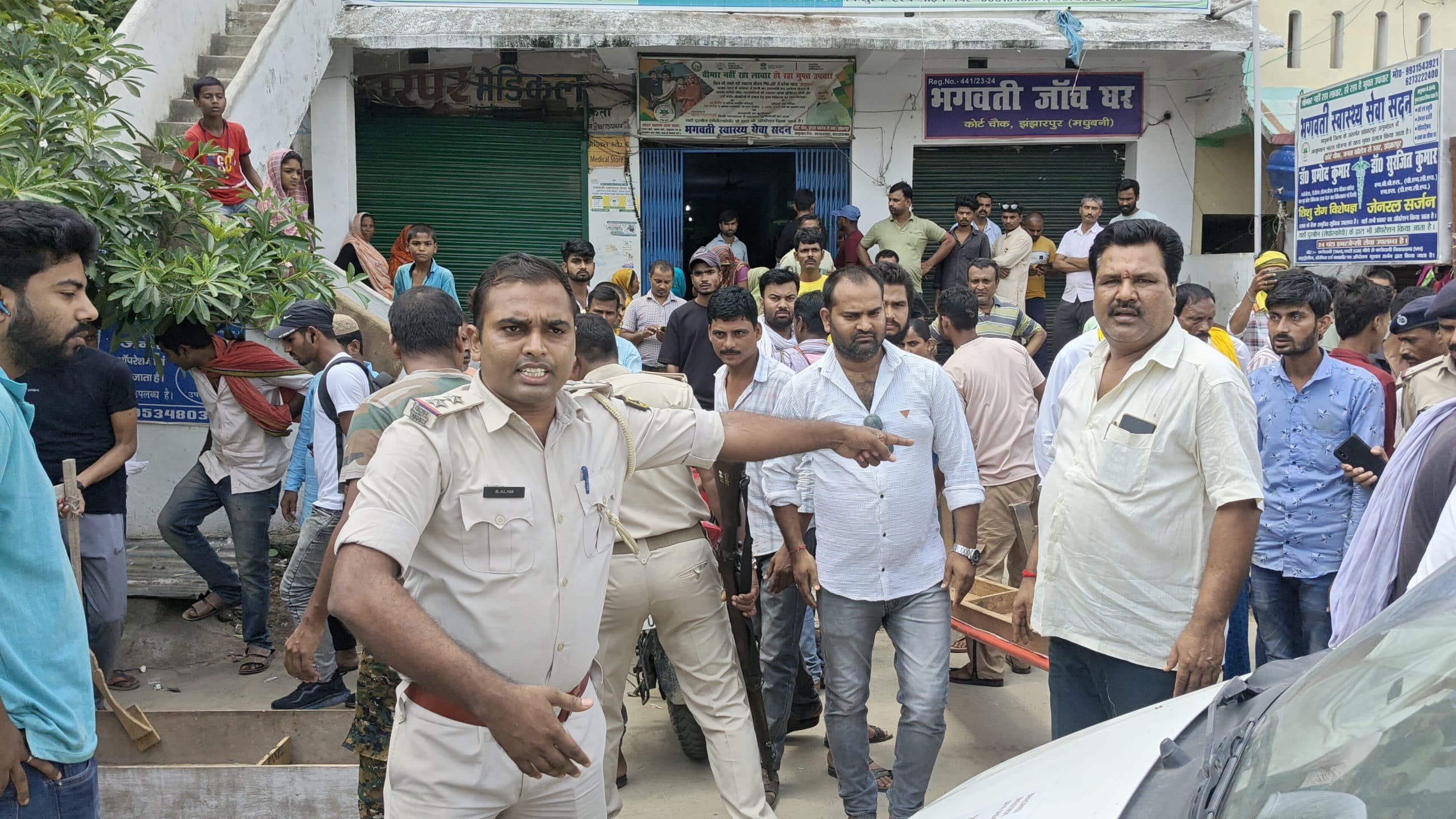 Madhubani News : महिला की मौत पर परिजनों ने निजी नर्सिंग होम में किया हंगामा