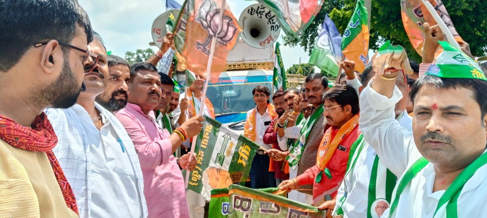 Darbhanga News: सम्मेलन को सफल बनाने के लिए एनडीए का प्रचार रथ रवाना
