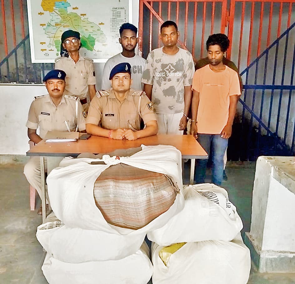 Gopalganj News : मुजफ्फरपुर से यूपी के रामपुर जा रही 25 लाख के गांजे की खेप कार के साथ जब्त