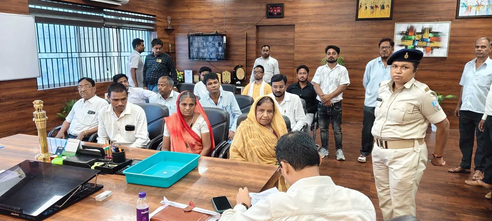 Giridih News: एसडीओ ने लगाया जनता दरबार, फरियादियों की सुनीं समस्याएं