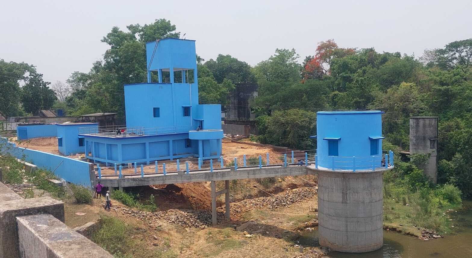 Seraikela Kharsawan News : 2023 में पूरा होने का दावा, 2025 में भी बूंद-बूंद को तरस रहे लोग