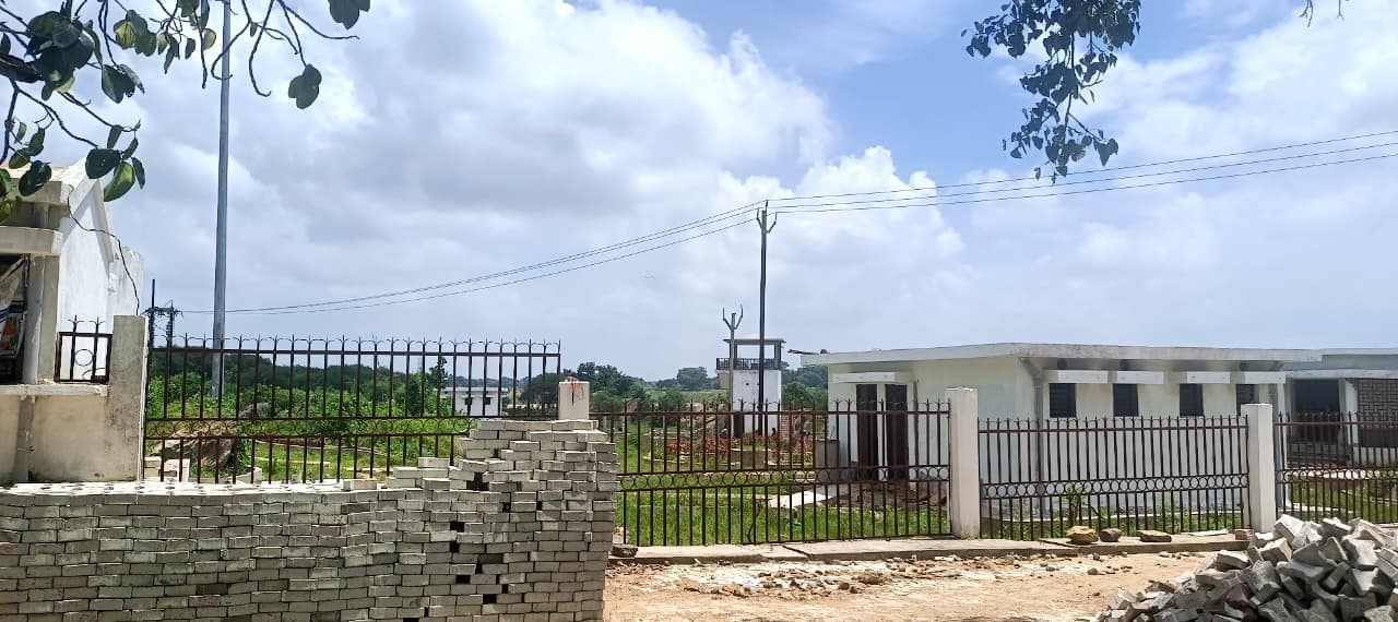 Seraikela Kharsawan News : नियमों की अनदेखी : सरायकेला में बिना सूचना बोर्ड चल रही योजनाएं