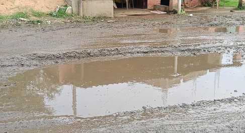 गोड्डा के महागामा मार्ग की दुर्दशा, कझिया नदी पुल के पास सड़क गड्ढों में तब्दील