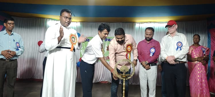 Chaibasa News : बच्चे मेहनत से पढ़ाई करें, सफलता मिलेगी : बीडीओ