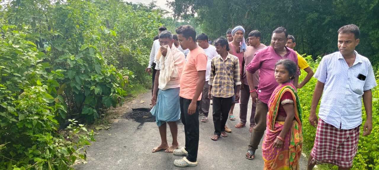 East Singhbhum News : परिवार में एकमात्र कमाने वाला था सरोज पत्नी व बेटों पर संकट, गांव में पसरा मातम